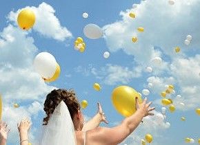 шары на свадьбу улетают в небо - изображение