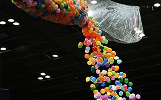 воздушные шары падают из сетки