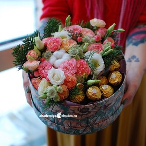 Цветочная композиция в шляпной коробке "Рождественская"