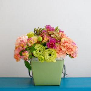 Цветочная композиция в коробке с ручками "С макарунами"