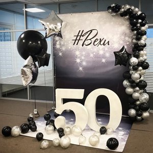 Фотозона черно-серебряная с баннером, цифрами и шарами