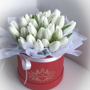 Композиция из 31 тюльпанов в шляпной коробке