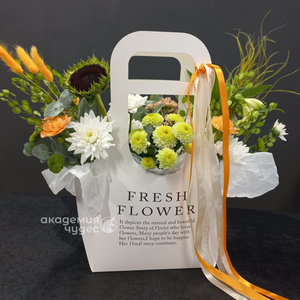 Цветочная композиция в сумке "Поли"