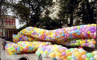 много воздушных шаров в сетке