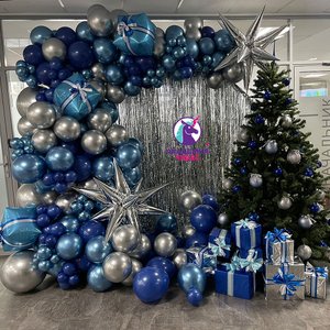 Фотозона новогодняя с елкой, дождиком, гирляндой из воздушных шаров, подарками в сине-серебряной гамме