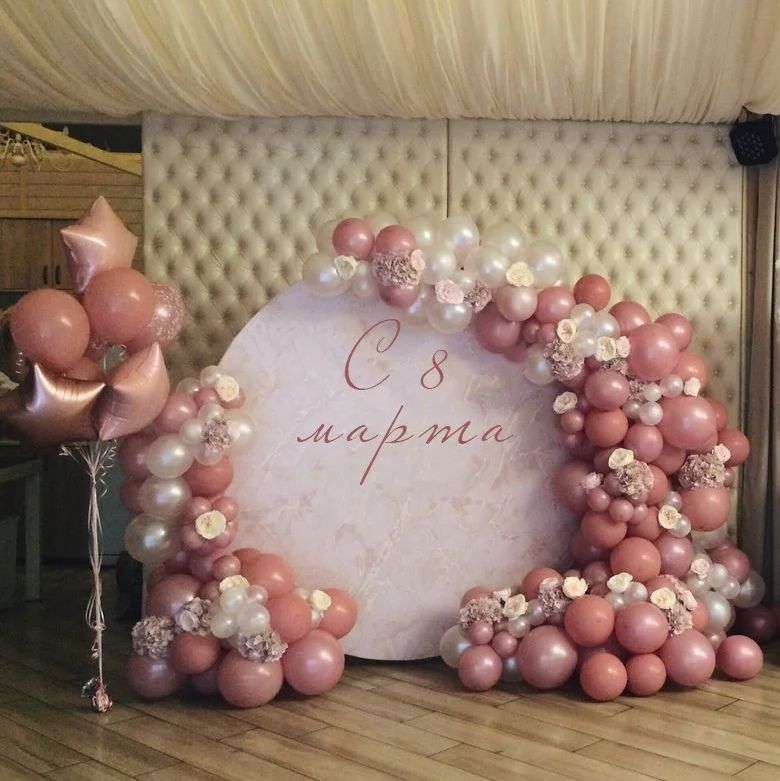 Круглая фотозона с фоном, украшением разноразмерной гирляндой из шаров и фонтаном