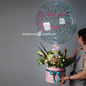 Цветочная композиция в шляпной коробке с шаром "Благодарю"