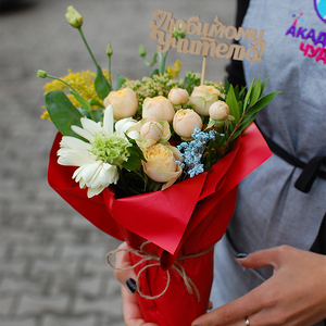 Цветы в крафтовом стакане c топпером