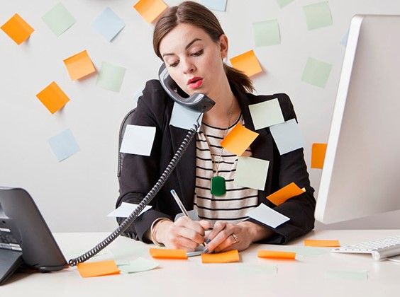 менеджер(ка) прининимает заявку - изображение