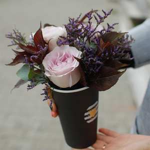 Цветы в крафтовом стакане "Мента"