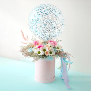 Цветочная композиция в шляпной коробке с шаром "Мечты единорога"