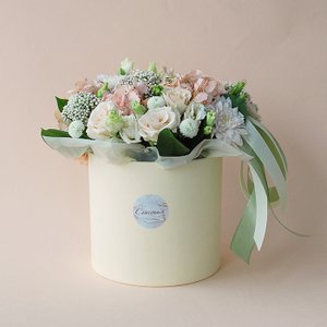 Цветочная композиция в шляпной коробке "Эйфория"