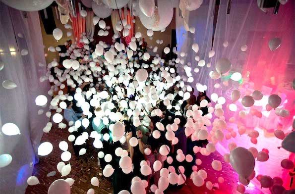 белые шары падают на людей