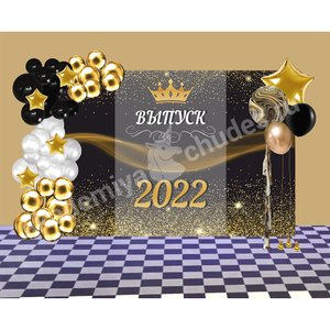 Фотозона на выпускной в черно-золотой гамме с баннером и разнокалиберной гирляндой