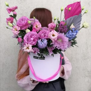 Цветочная композиция в шляпной коробке "Флоренция"