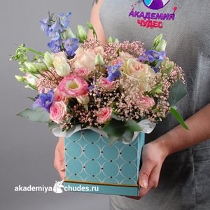 Цветочная композиция в шляпной коробке "Море любви"