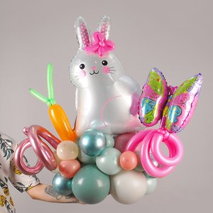 Фигура из шаров "Кролик на полянке"