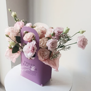 Цветочная композиция в сумке "Рут"