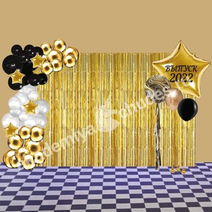 Фотозона на выпускной с фоном из золотого дождика, разноразмерной гирляндой и шарами на грузиках в гамме золотой черный и белый