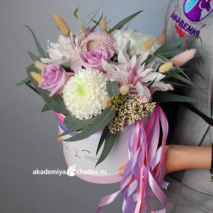 Цветочная композиция в шляпной коробке "Время приключений"