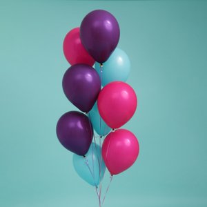 "Пурпурный" фонтан из 9 воздушных шаров