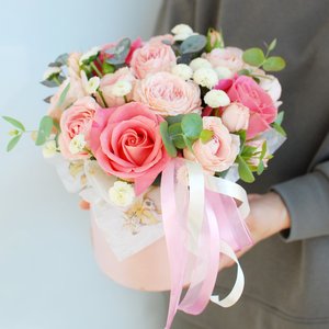 Цветочная композиция в шляпной коробке "Вижн"