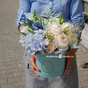 Цветочная композиция в шляпной коробке "Топаз"