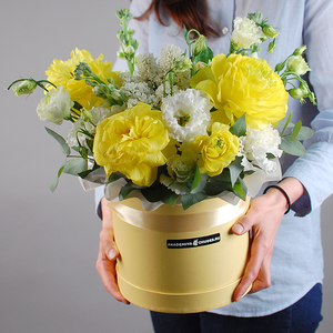 Цветочная композиция в шляпной коробке "Банановый Дайкири"