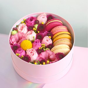 Цветочная композиция в шляпной коробке "Французский привет"