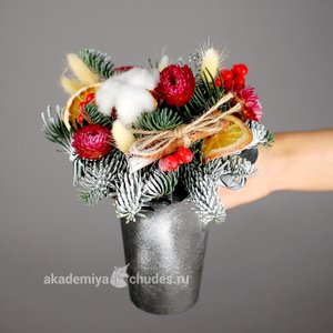 Композиция в крафтовом стакане "Зимние ягоды"