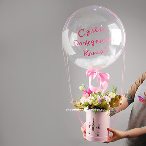 Цветочная композиция в шляпной коробке с шаром "Принцессе"