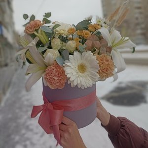 Цветочная композиция в шляпной коробке "Милдред"