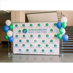 Фотозона с баннером  на каркасе джокер 3000х2000мм  и фонтанами в гамме белый, зеленый и синий