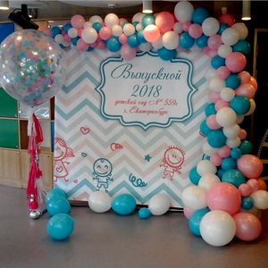 Фотозона на выпускной с баннером, разнокалиберной гирляндой из шаров и большим шаром с конфетти 2*2м