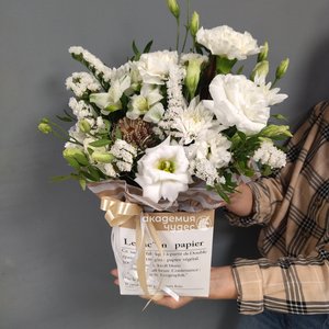 Цветочная композиция в сумке "Эйвери"