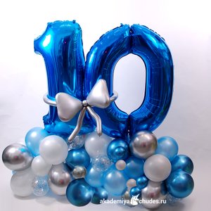 "Небесно-серебряные" композиция из воздушных шаров с цифрами