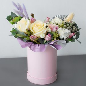 Цветочная композиция в шляпной коробке "Мэверик"