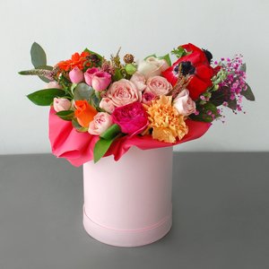 Цветочная композиция в шляпной коробке "Баффи"