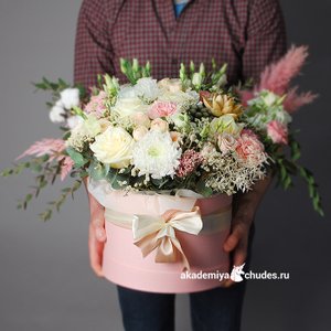 Цветочная композиция в шляпной коробке "Рокфеллер"