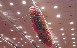 воздушные шары в сетке закреплены под потолком