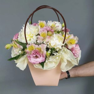 Цветочная композиция в сумке "Нежное послание"