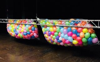 воздушные шары в сетке прикреплены к конструкции