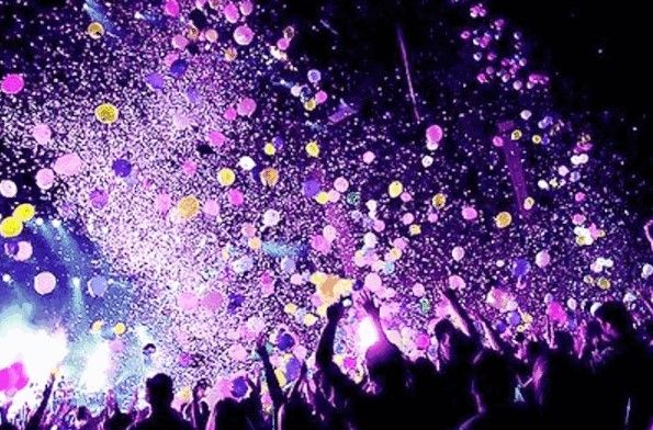 белые шары и конфети падают на людей