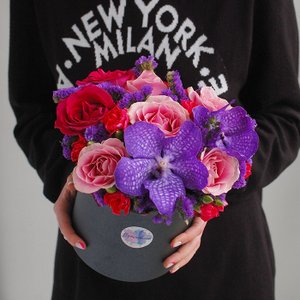 Цветочная композиция в шляпной коробке "Ванда"