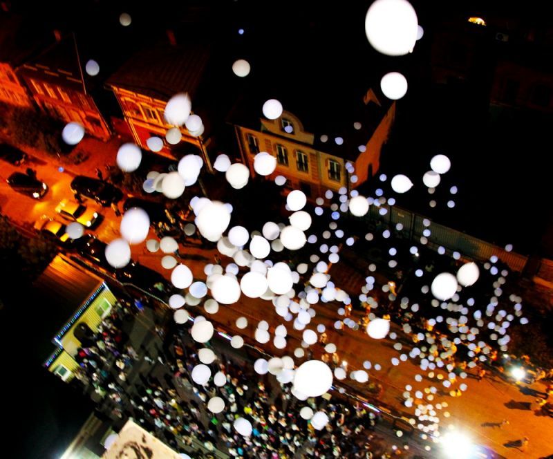 белые шары ночью летят ввысь - изображение