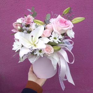 Цветочная композиция в шляпной коробке "Кейт"