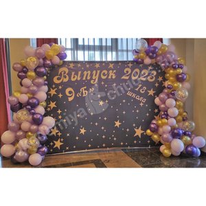 Фотозона на выпускной Фиолетово-золотая с баннером на каркасе и разноразмерной гирляндой