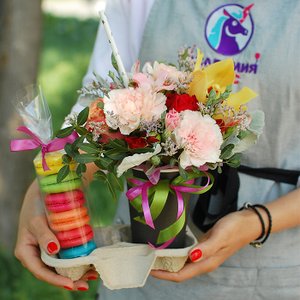 Цветы с макарунами в крафтовом стакане "Летний коктейль"